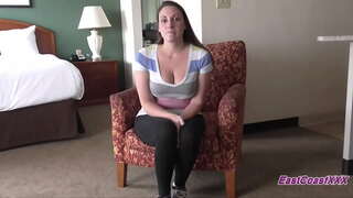 Мамочка с большими сиськами сосет и трахается с двумя парнями на кастинге