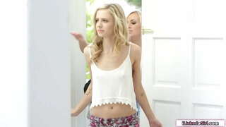 Tinejdžer s malim sisama облизал, a zatim оправил najbolju djevojku-лесбиянку