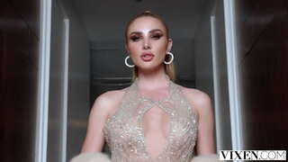 МЕГЕРА Prekrasna, prekrasna jebanje u vrelom лесбийском seksu u troje