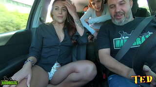 El cotxe és ple, i Gaudeix de l&#039;Amor es nua en trànsit