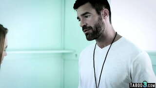 מגעיל בייב סקסית במדים לרצות אותה הפרופסורים הישנים זין גדול