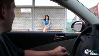 ���იდი ტრაკი კრეფა მარტოხელა გოგონა ავტობუსის სადგური, რომელიც გვიჩვენებს, თუ როგორ cool არის სახალხო, ბუნებაში