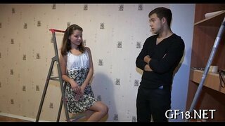 Парень сидит и смотрит