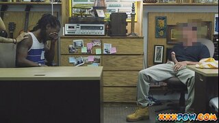 Горкият човек гледа на себе си момиче прецака!