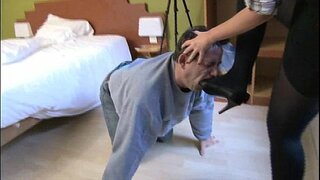 Г-жа кара своите роби-мъже я оближе обувки на високи токчета