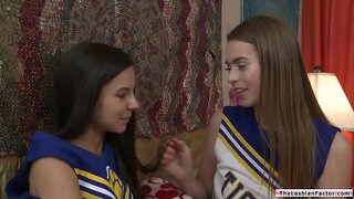Членовете на Teen cheersquad експериментират, вылизывая помежду си путка