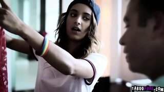 Čad, dolazeći u obiteljskoj kući s darom u ruci, Čuje, kako se ulazi