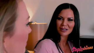 Мащеха показва Дъщеря си, как правилно да се справят лесбийски секс
